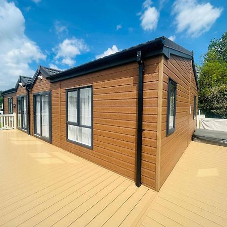 Waterside Retreat With Hot Tub Villa Pocklington Eksteriør bilde